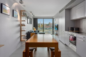 Comfy Unit with Balcony near Foreshore Dining